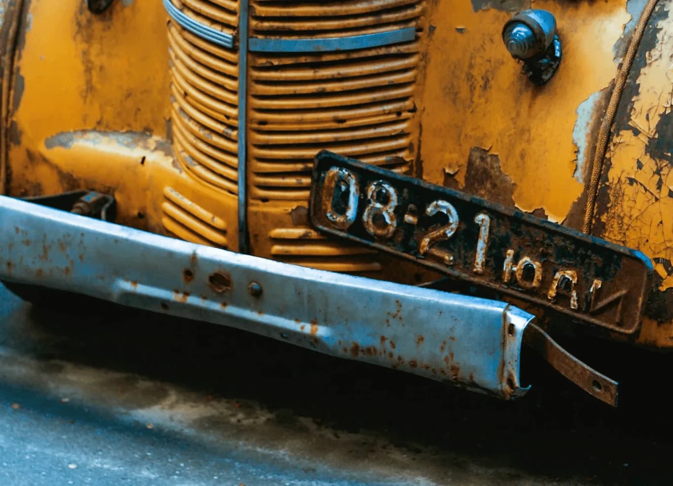 À quand date la création des plaques d'immatriculation ?